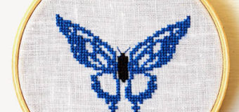 Modrý motýlek vyšívaný křížkovým stehem
